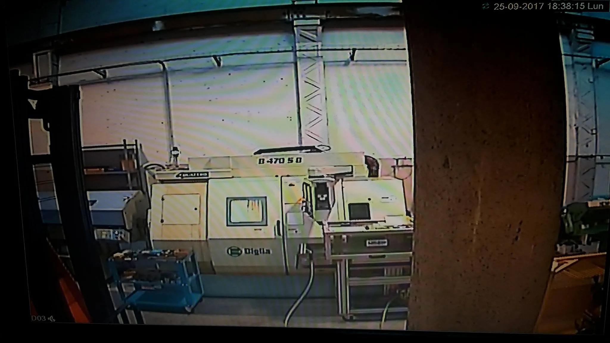 La fotografia mostra uno dei macchinari automatici della torneria visto attraverso l'impianto CCTV attivo nel 2015.