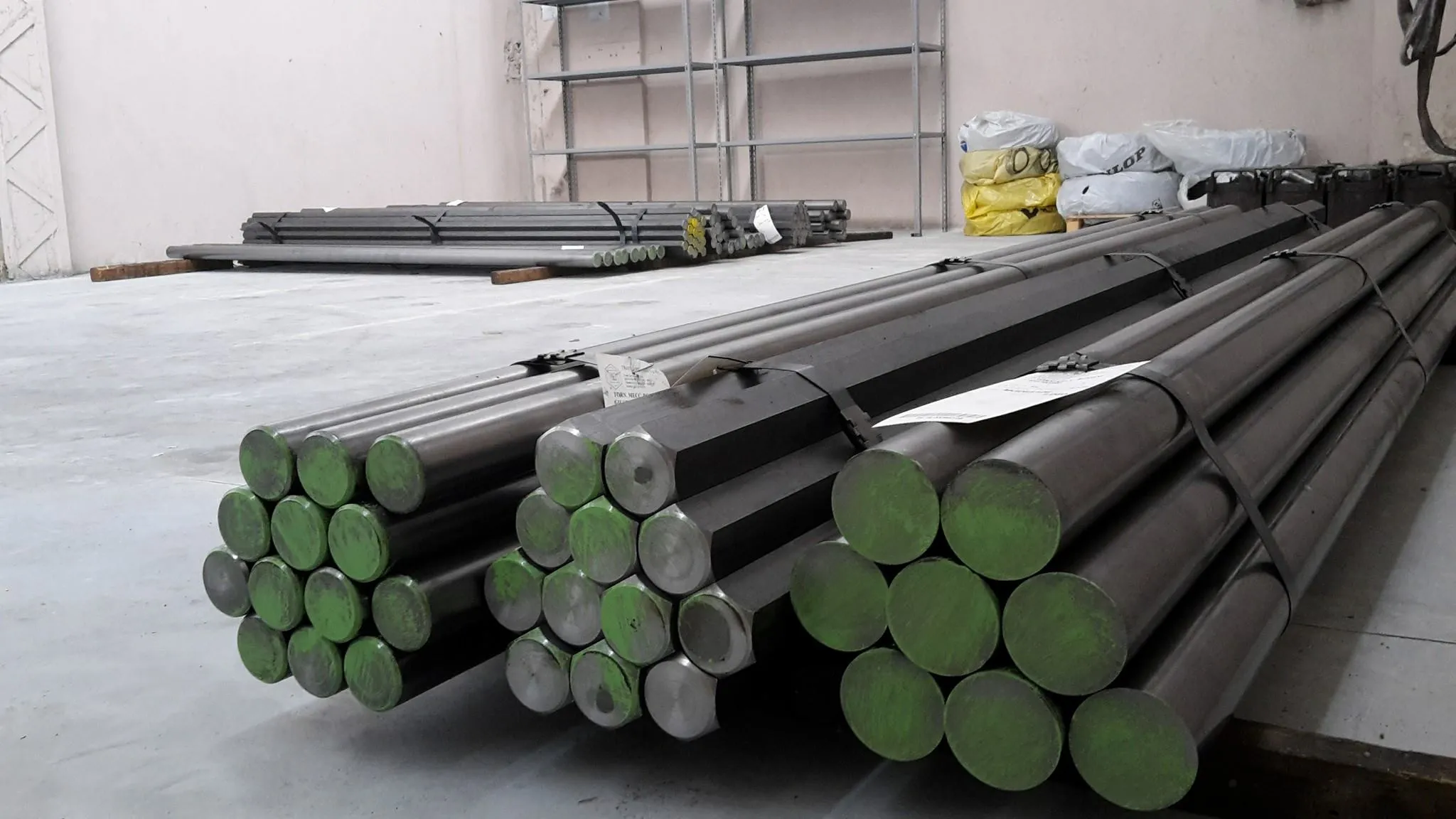 La fotografia mostra alcune barre di AVP pronte per essere lavorate. La foto mostra il magazzino nel 2016, appena ristrutturato.