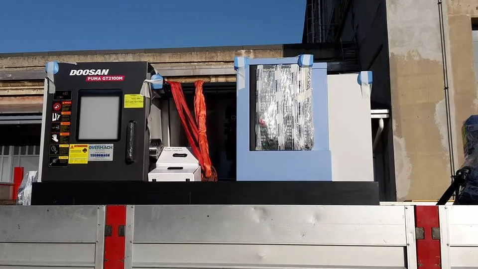 L'immagine mostra l'arrivo allo stabilimento di un nuovo tornio CNC motorizzato Doosan GT2100M nel 2015.