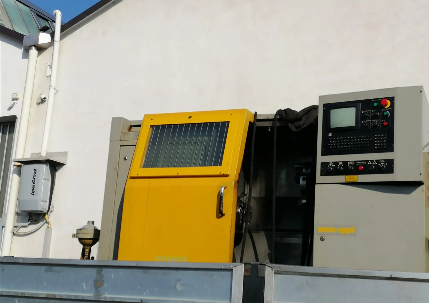 La fotografia mostra un tornio CNC "COSMOS" della "Pietro Pontiggia Legnano". Rappresenta un tributo ad una delle prime storiche macchine a controllo numerico acquistate dall'azienda negli anni ottanta.